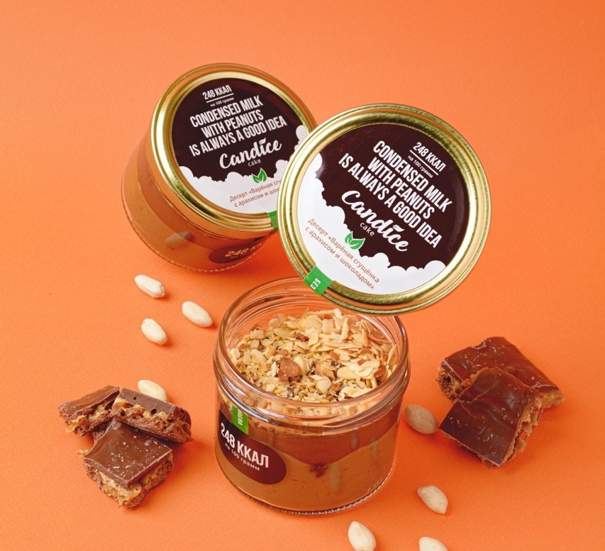 Предметное фото десертов на оранжевом фоне